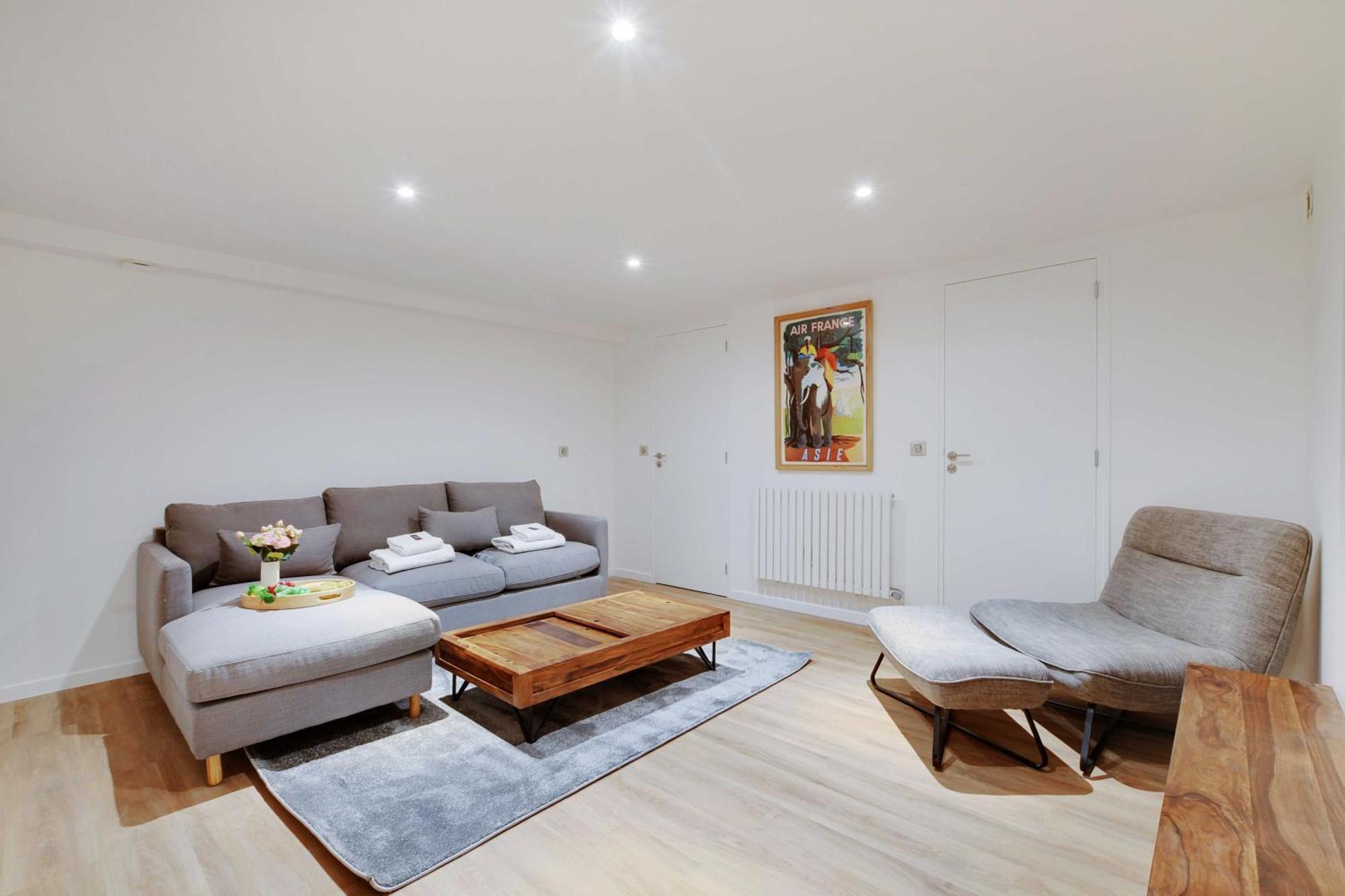 Appartement Spacious - 2br-4p - Place De Clichy Parijs