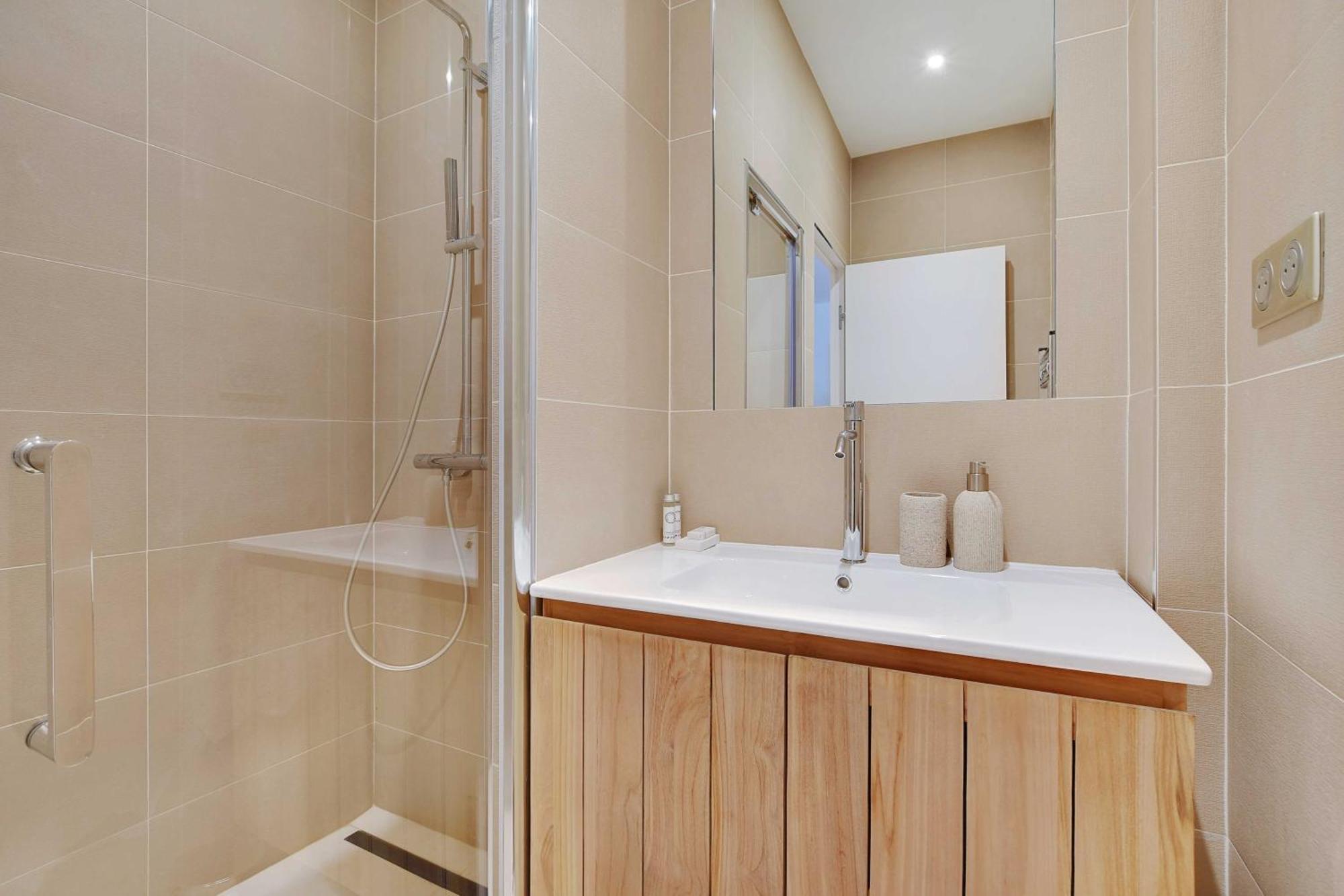 Spacious - 2br-4p - Place De Clichy Apartment